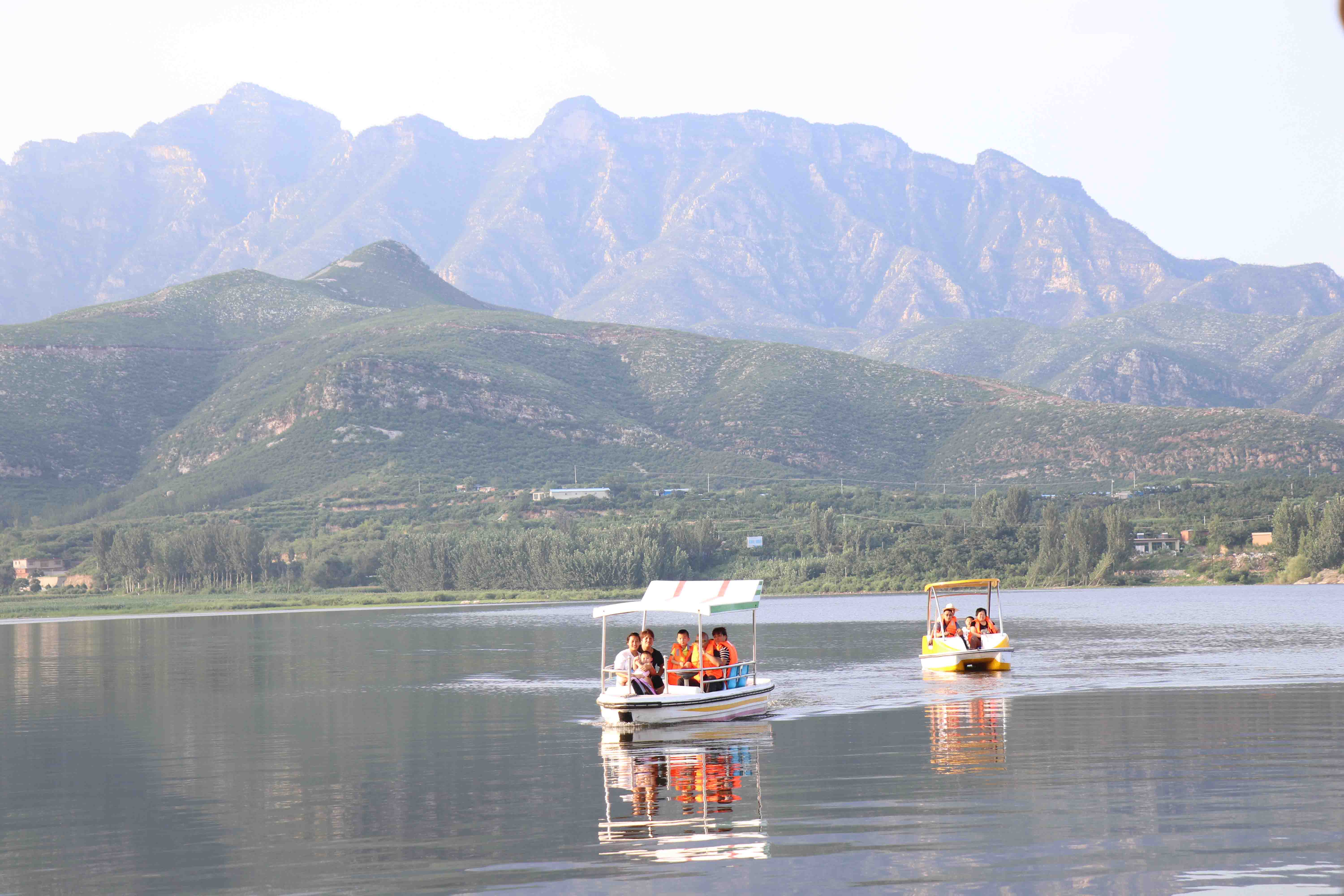 在水上餐厅吃饭免费划船,车接车送游洪崖山景区.