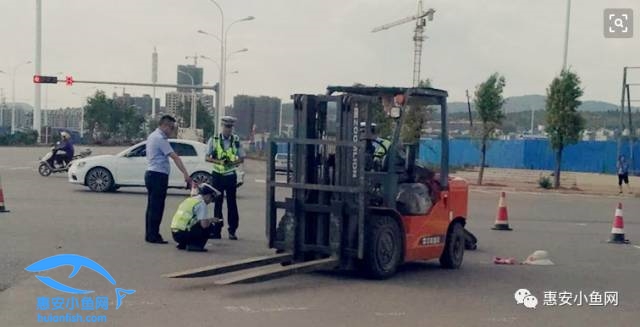 泉港| 摩托撞上路边叉车,摩托担主责,不过叉车要赔近4