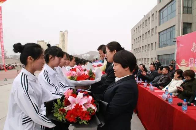 扎鲁特一中高三成人礼暨高考冲刺誓师大会