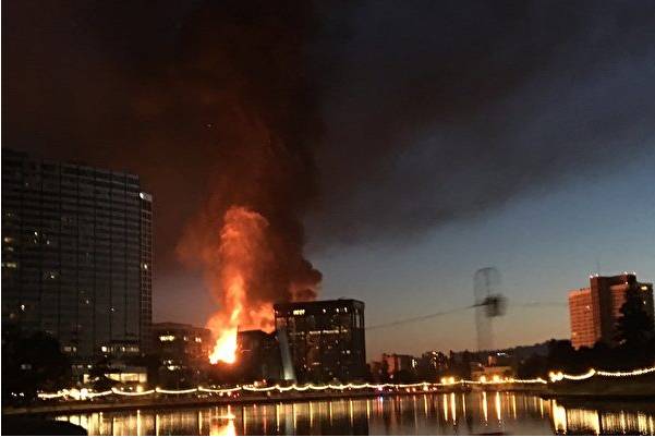 湾区奥克兰在建楼房突发四级大火!