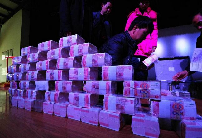 昆明一村子当众分红1000万 现金堆成钱山