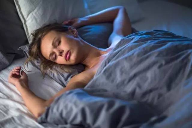 炎炎夏日,怎样不开空调也能睡个凉快觉?