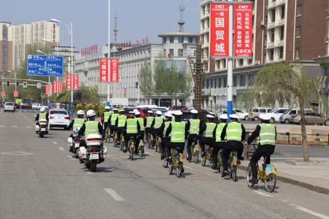 一群交警在街上骑着共享单车,他们在干什么?