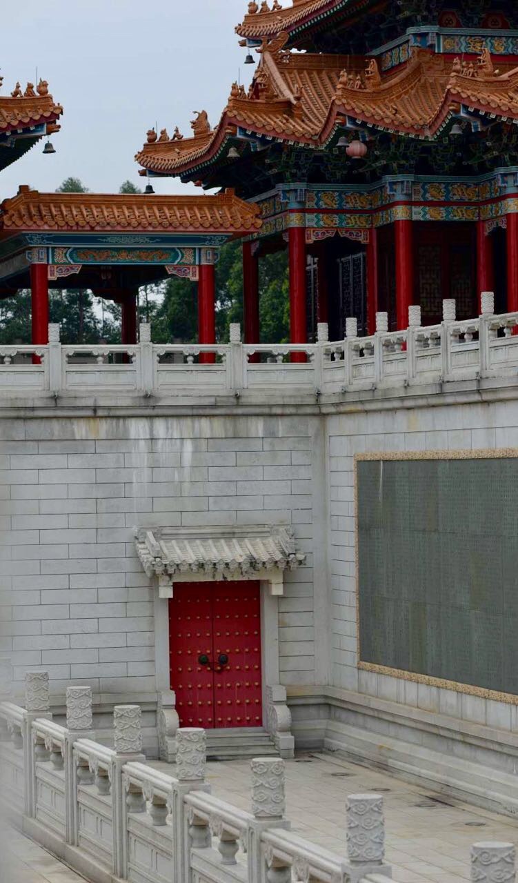 日丽瑶台,云飞画栋;香凝宝殿,乐奏钧天。--不