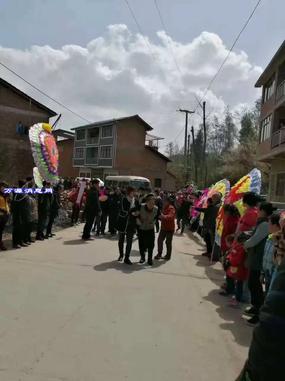 19岁的万源藉辅警余万,今日魂归故里.你是我们万源人民的骄傲!