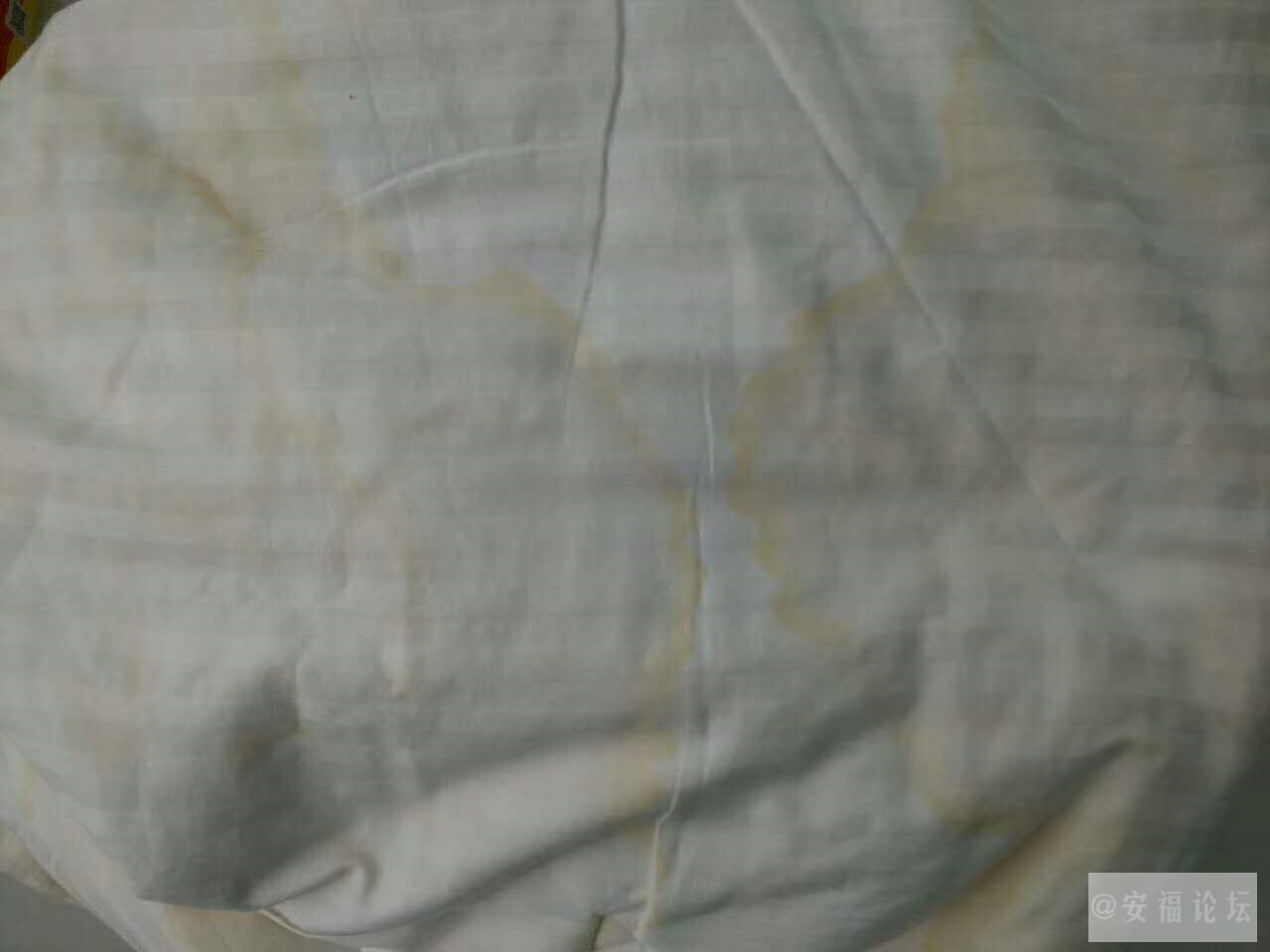 谁家的被子还认识吗?被子上有小孩尿污,黄渍,血渍前后