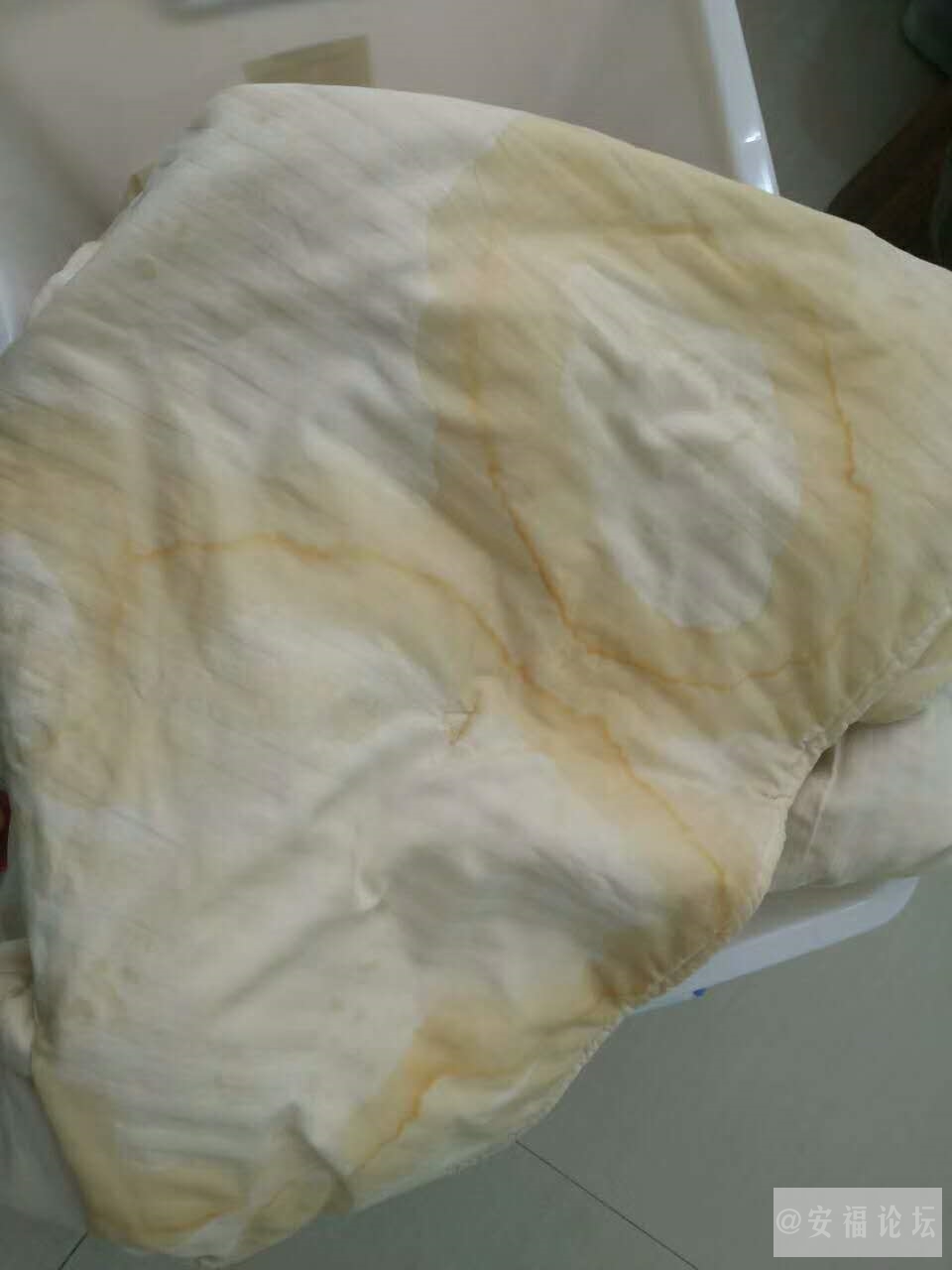 谁家的被子还认识吗?被子上有小孩尿污,黄渍,血渍前后