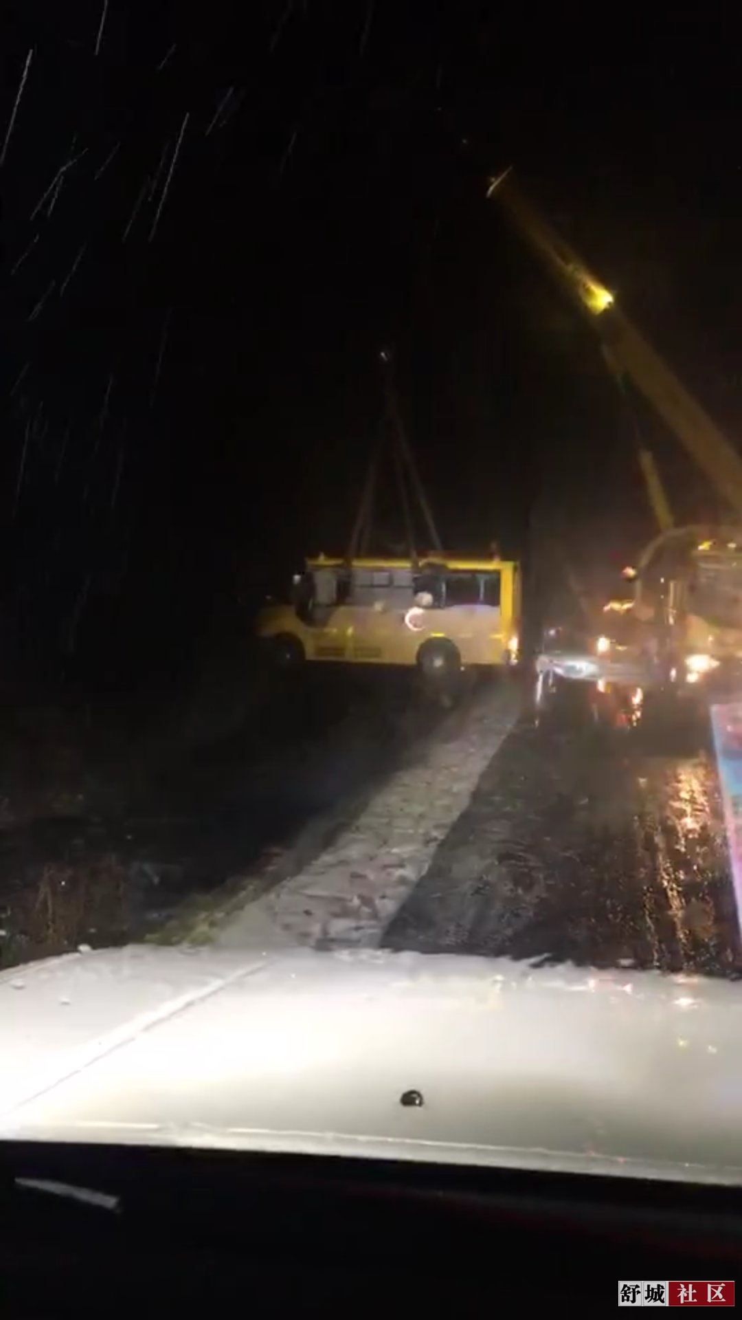 昨晚下雪,安徽汤池镇一幼儿园校车侧翻,致2死