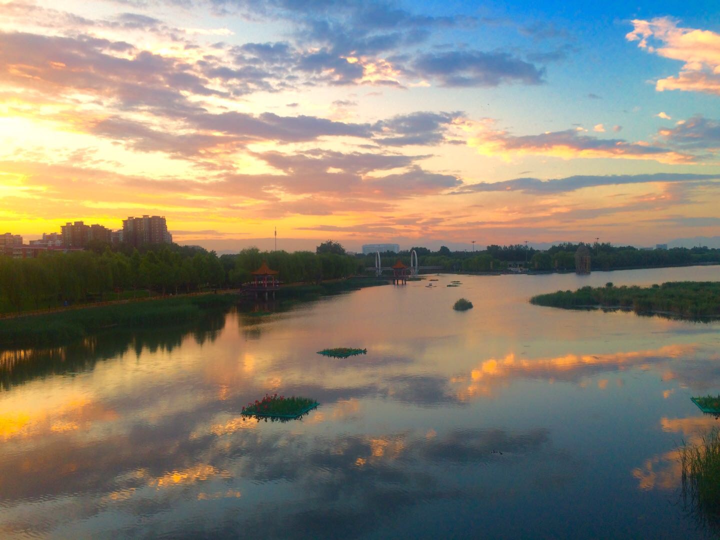 雨后晴空晚霞明,彩云夕阳对碧空。昨天在潮白