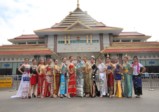 2017年第17届中缅胞波狂欢节牛车美女vcr