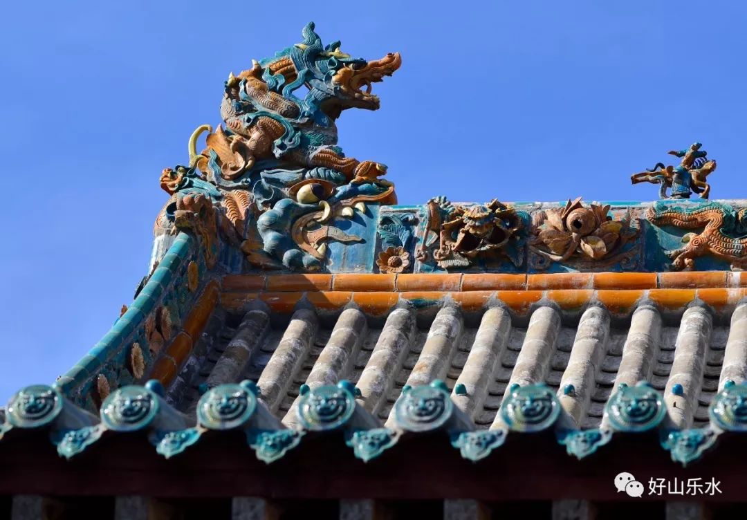 大雄宝殿上的琉璃蟠龙脊吻.