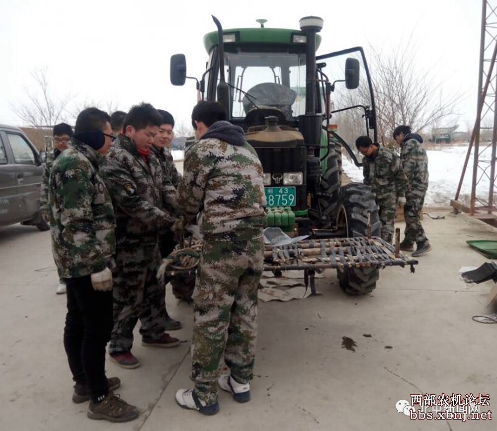 一八四团农机户们学习北斗导航自动驾驶知识