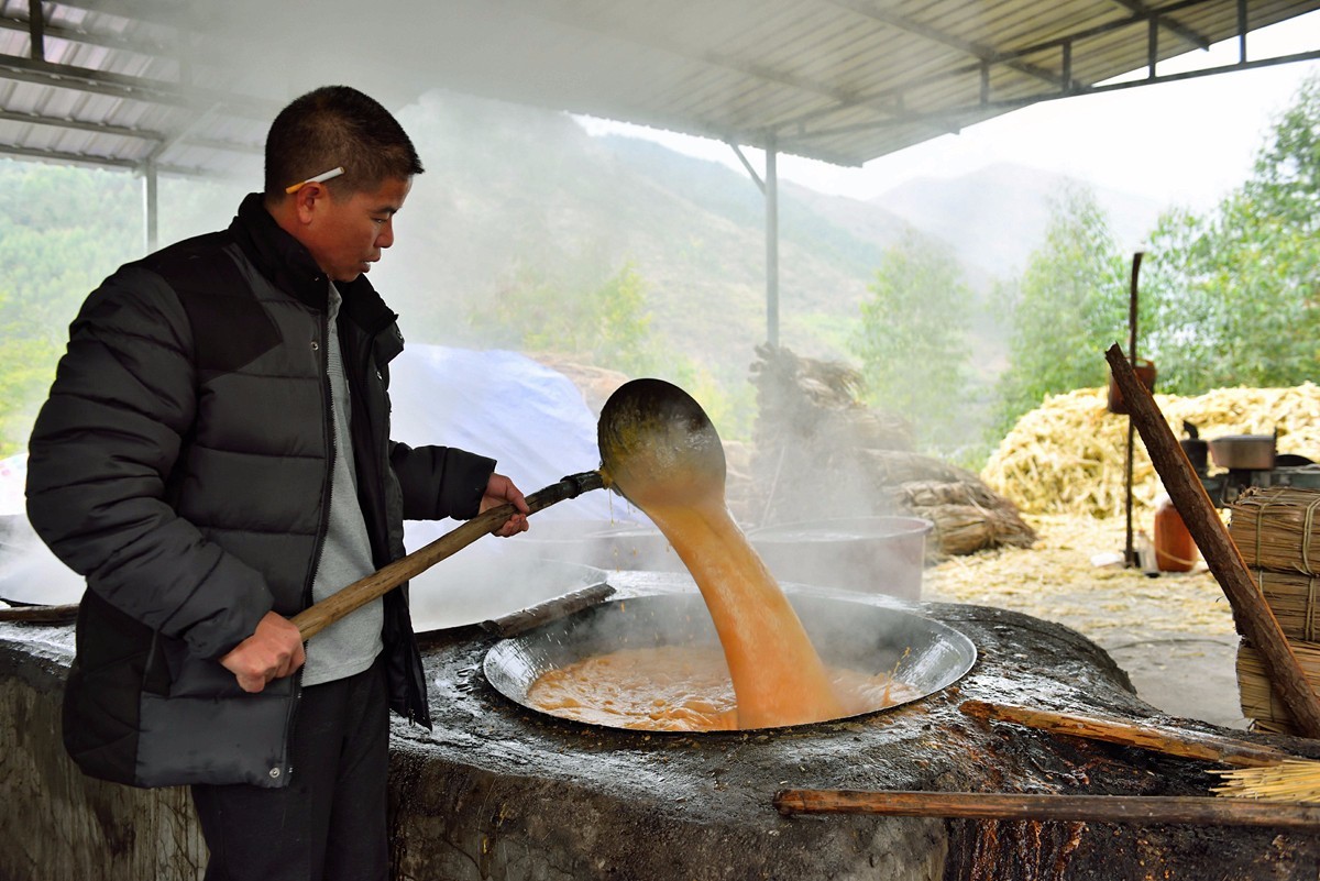 首先,利用榨汁的机器榨出甘蔗中的汁液.