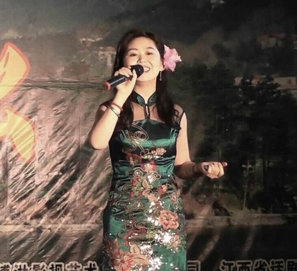 她叫邓兰芳,是位80后的原歌手,有着"小邓丽君"最美村官"的美誉.