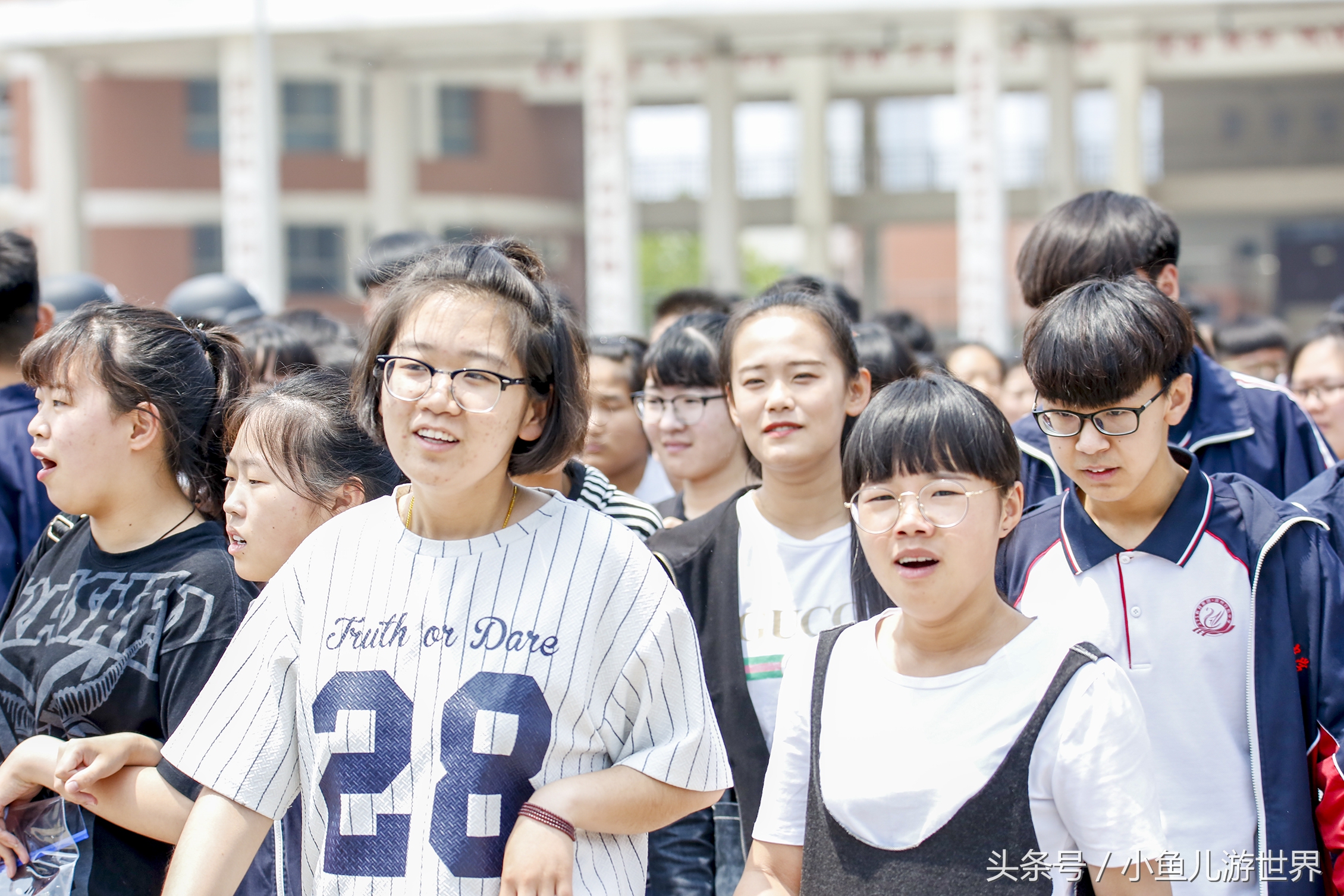 学生蜂拥而出,人群中寻觅女儿的身影.