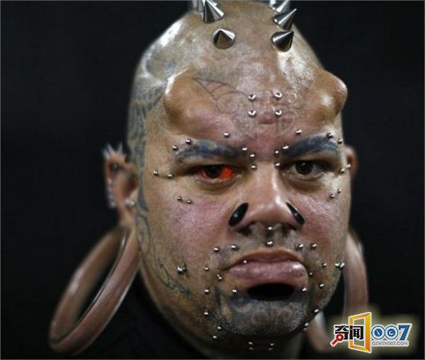 28岁男子花8个多小时 将全身600多处穿孔并套上环圈