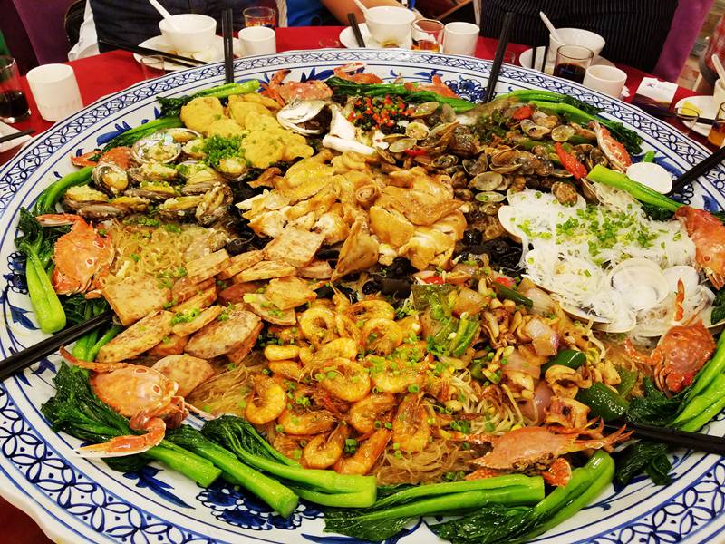 海天独具特色的海鲜大盘菜,可以找导游预订,330