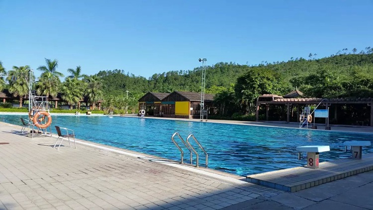 温泉景区的游泳池