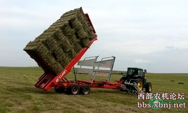 西班牙阿科森草捆捡拾码垛机