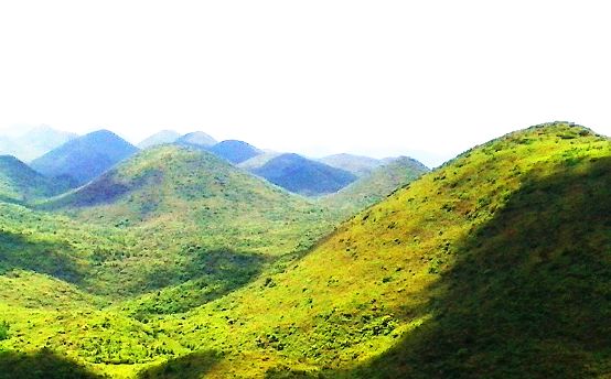 大堡山峰丛(照片由当地村民提供) 龙潭,一个生态旅游地质资源得天