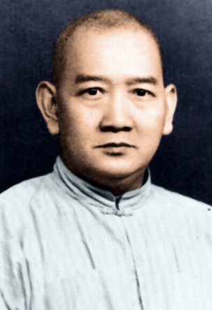 6岁随父习武,13岁偶遇林福成习得铁线拳,飞铊,16岁已开设武馆.