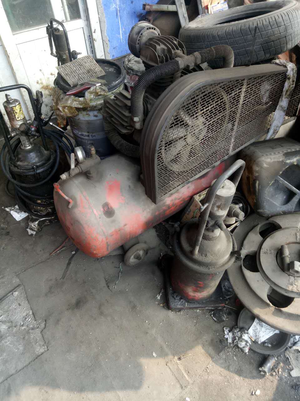 9气泵一台,适合干修理的,适合干打气补胎.3钢的,有需要的给我联系