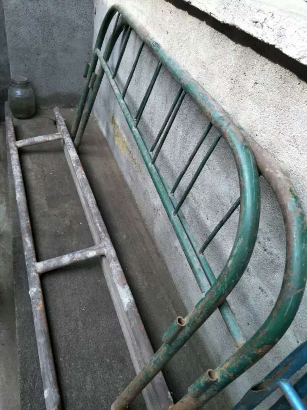 两张老式铁管床便宜出售