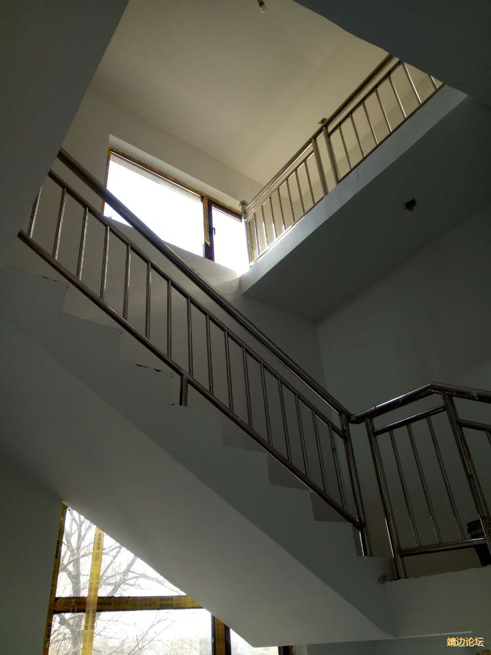 寨山信合行旁边三层门面楼房,交通便利,有单间,门面,套间,新修的房子