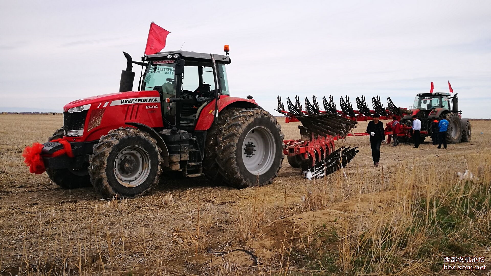 世界犁地冠军亲临奇台县,为众升农机合作社调试设备!