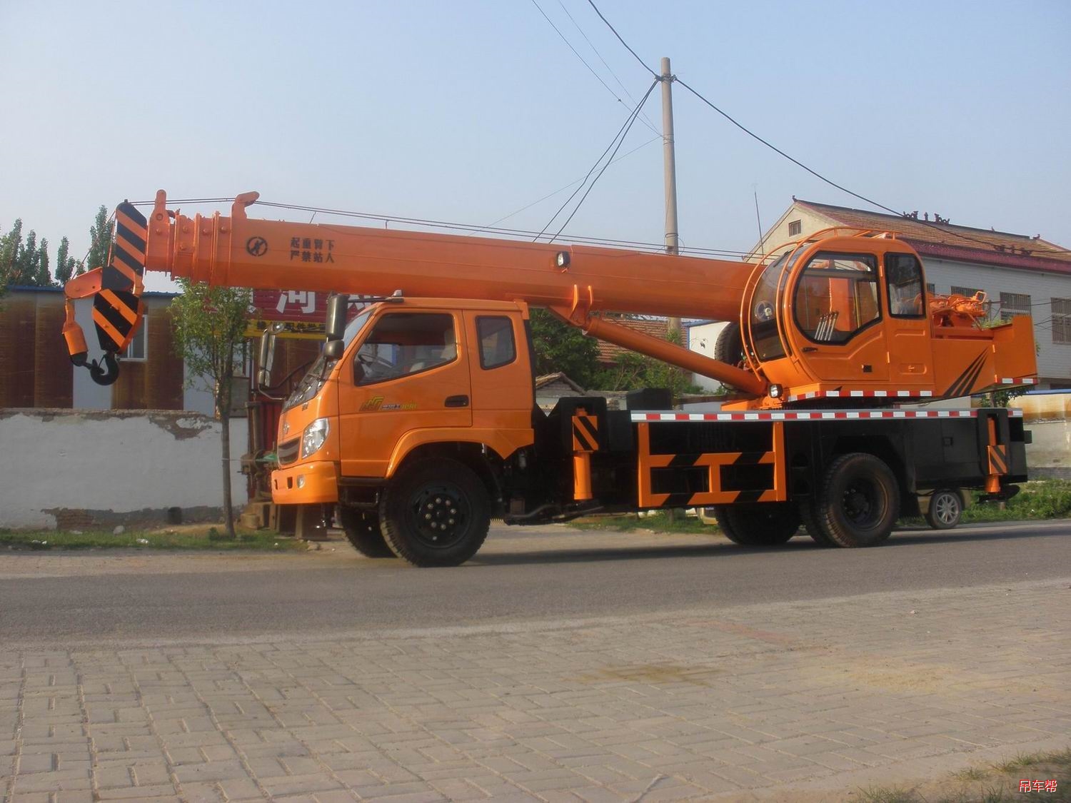 12吨小型吊车吊臂抖动原因和处理方法