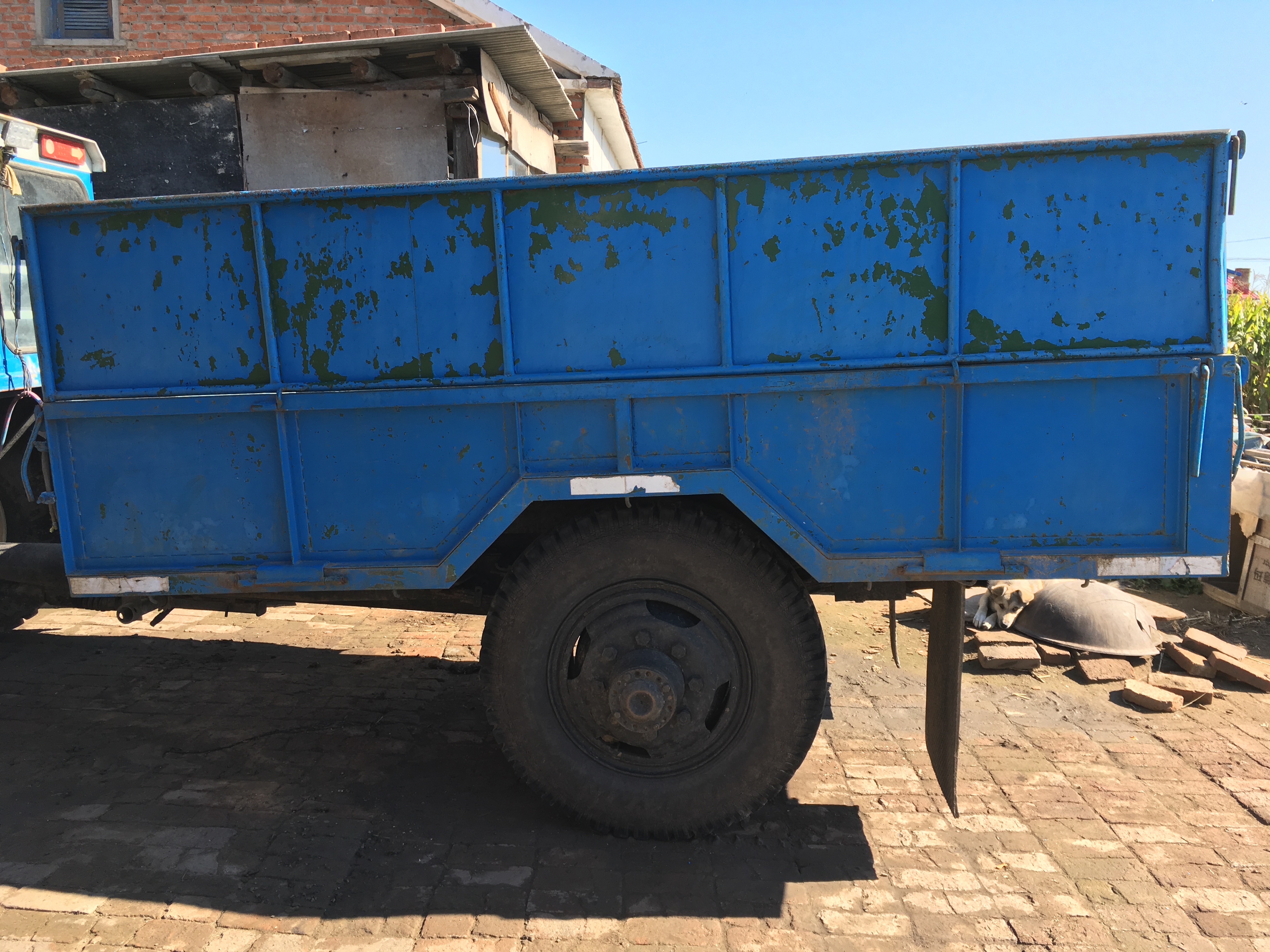 两轮自卸翻斗车