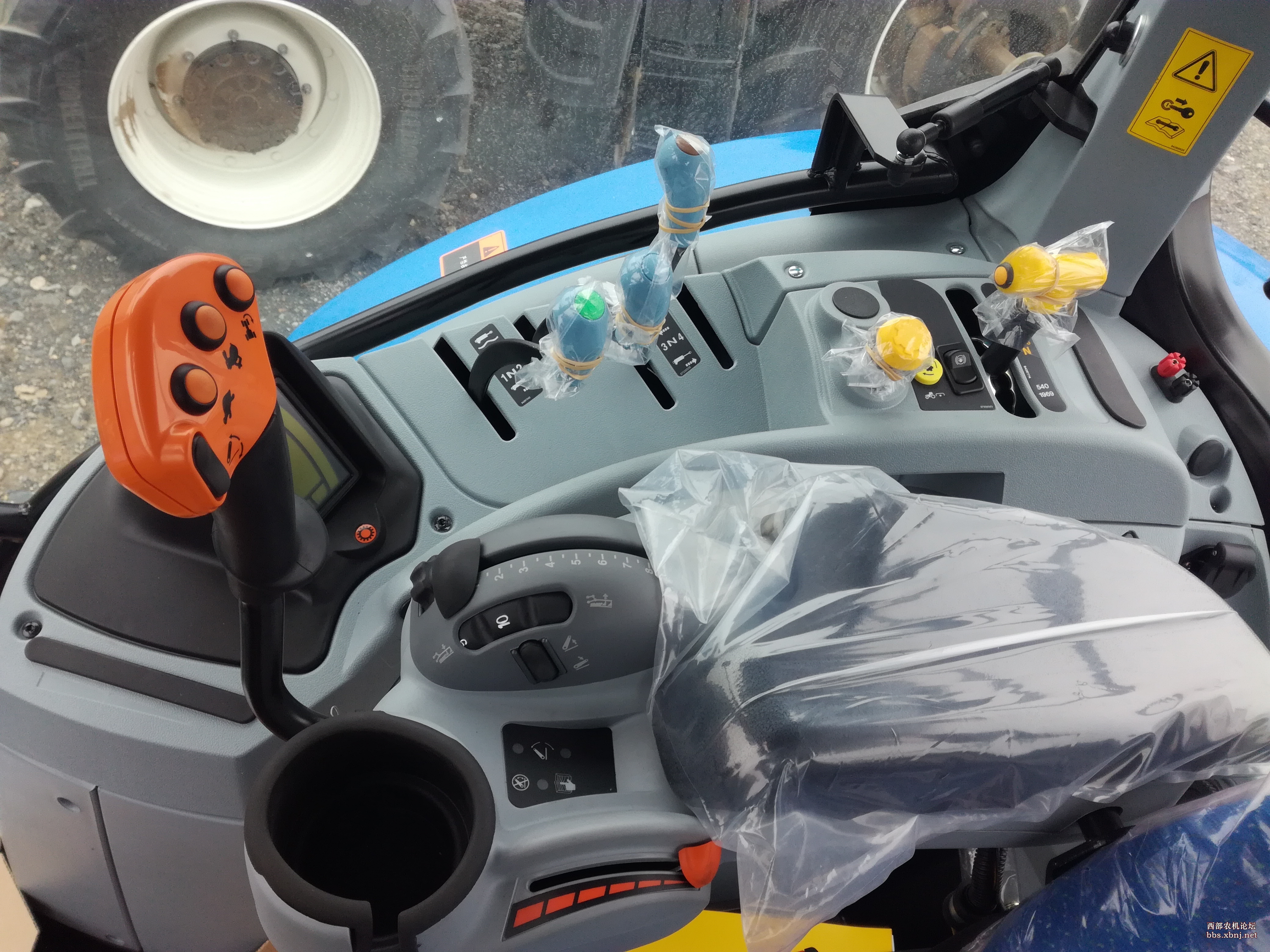 纽荷兰t2104/t1654新车到货