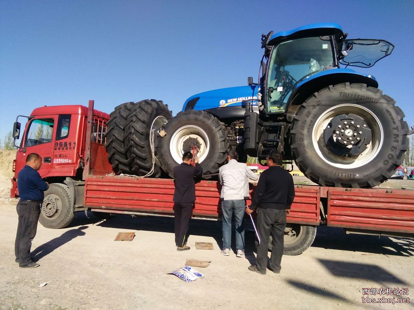 額敏縣華威農機有限公司新到一批紐荷蘭t2104拖拉機