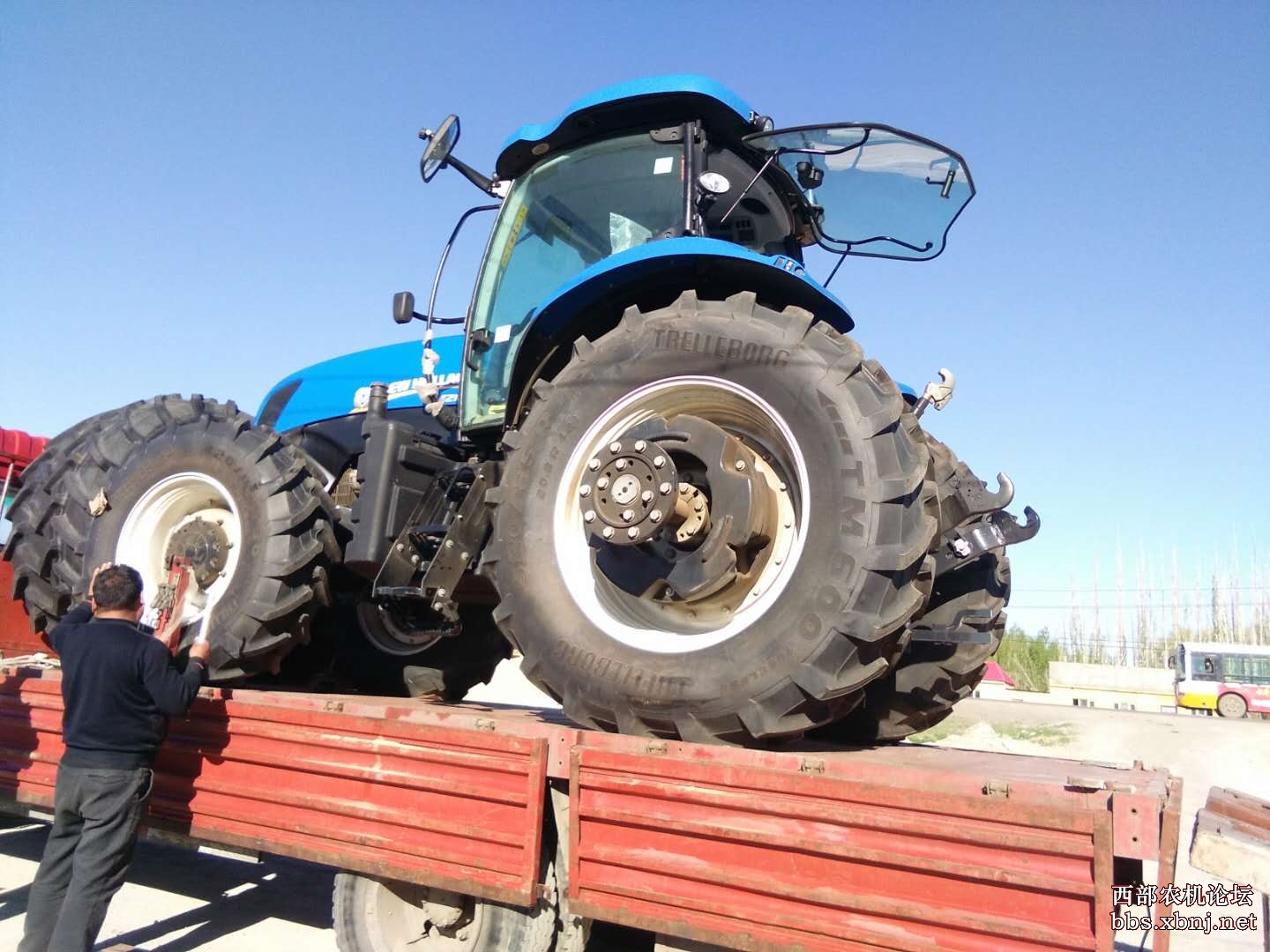 额敏县华威农机有限公司新到一批纽荷兰t2104拖拉机