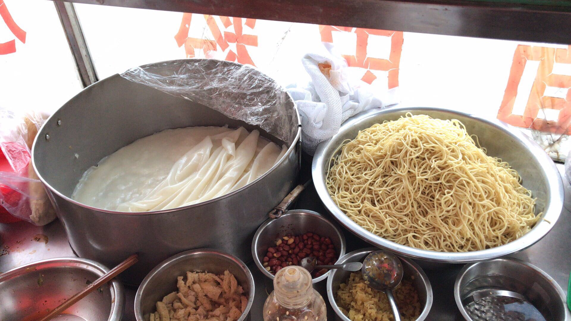 纯手工凉皮凉面凉粉十多年滴老字号一直被模仿从未被超越,口味绝