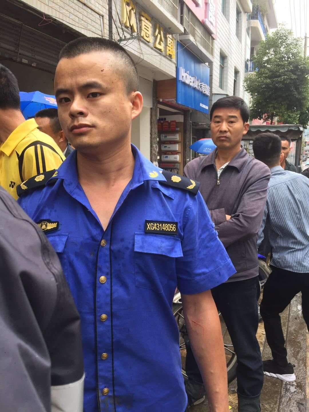 龙山城管打妇女,执法人员暴力执法